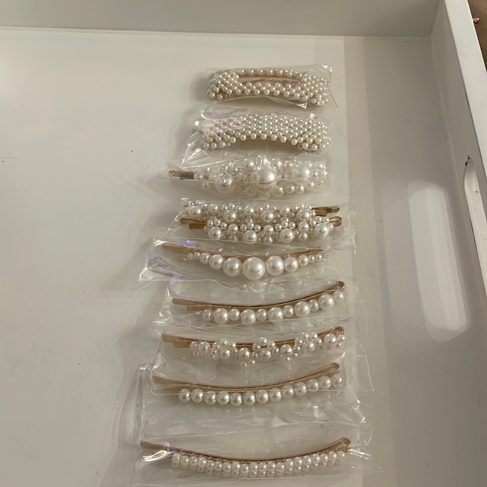 New. Pearl clip set in perfect condition. 10 piece set. In original packaging. - Picture 1 of 3